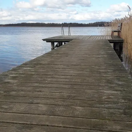 Am Malchiner Mit Boot Und Kanu Lägenhet